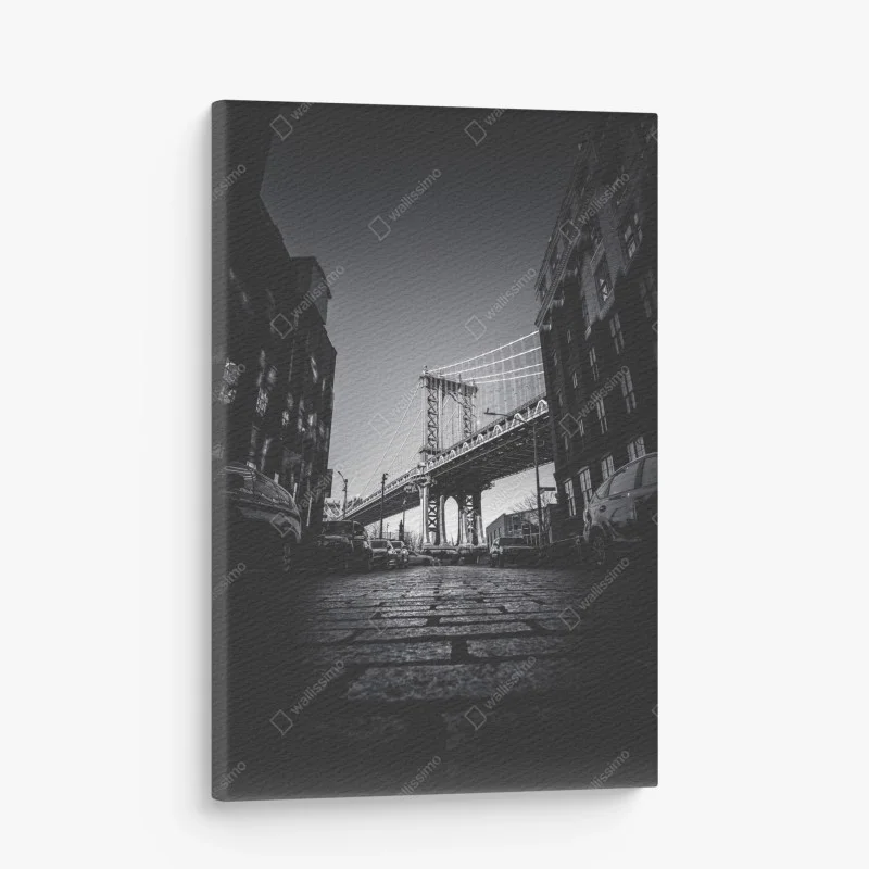 Canvas print Manhattan bridge perspective over cobblestone street
