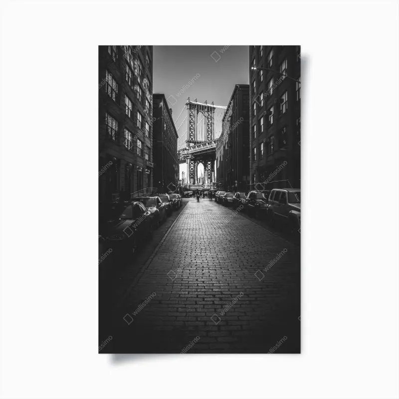 Poster Manhattan bridge framed by cobblestone street