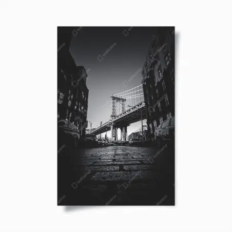 Poster Manhattan bridge perspective over cobblestone street • Wallissimo®