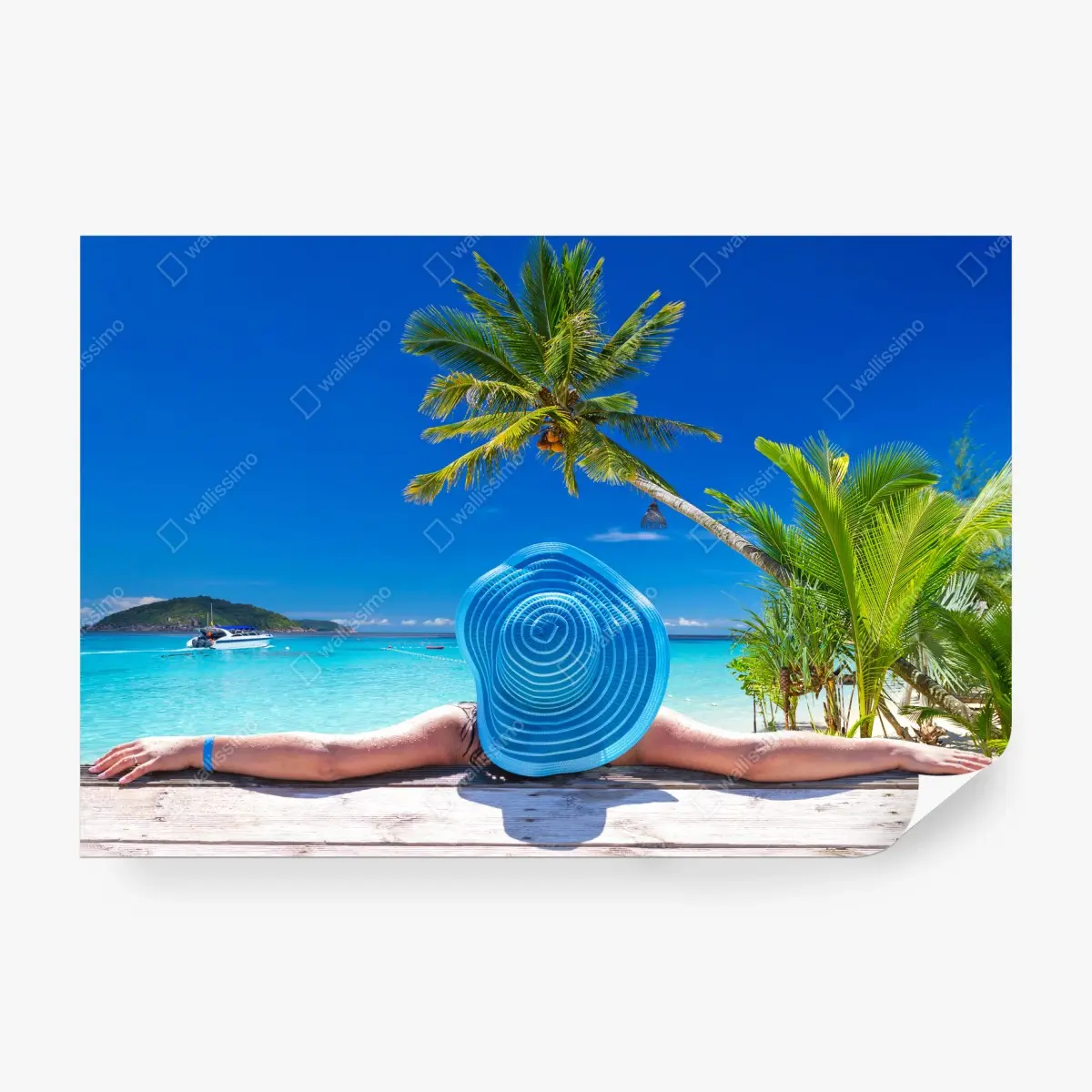 Wall mural tropical beach relaxation with blue sun hat • Wallissimo®