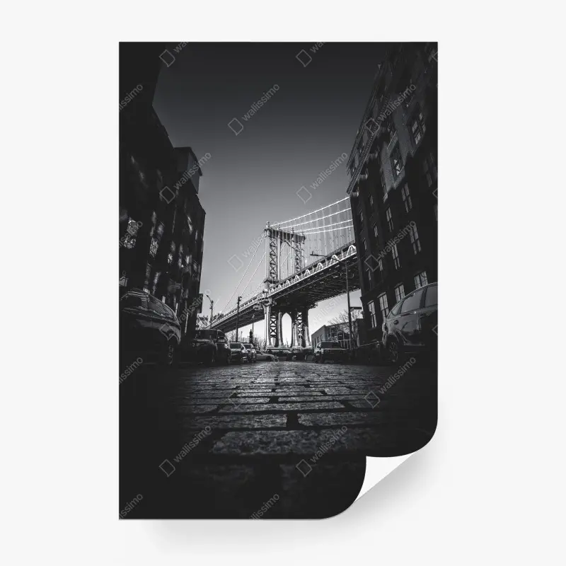 Wall mural Manhattan bridge perspective over cobblestone street